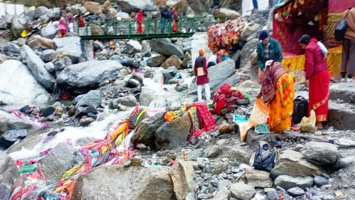 ये कैसी श्रद्धा? गंगोत्री के बाद यमुनोत्री में डाले जा रहे वस्त्र, उद्गम स्थल झेल रहे प्रदूषण का दंश
