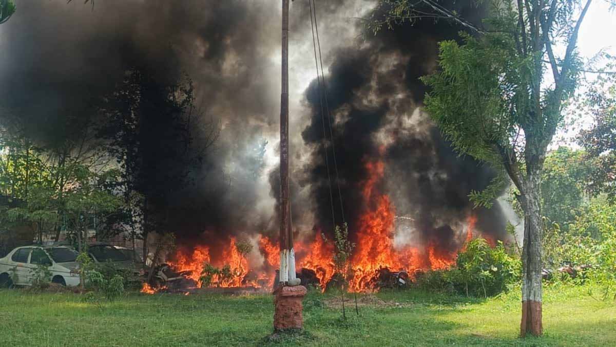 पुलिस लाइन में बाइकों में लगी आग, 35 से अधिक वाहन जलकर खाक