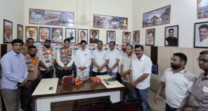 पूर्व पार्षद समर्थकों समेत कांग्रेस में शामिल, गणेश गोदियाल ने किया स्वागत